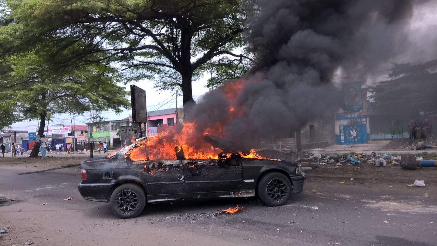 Coche incendiado por los manifestantes en Kinshasa (T. Deiros)