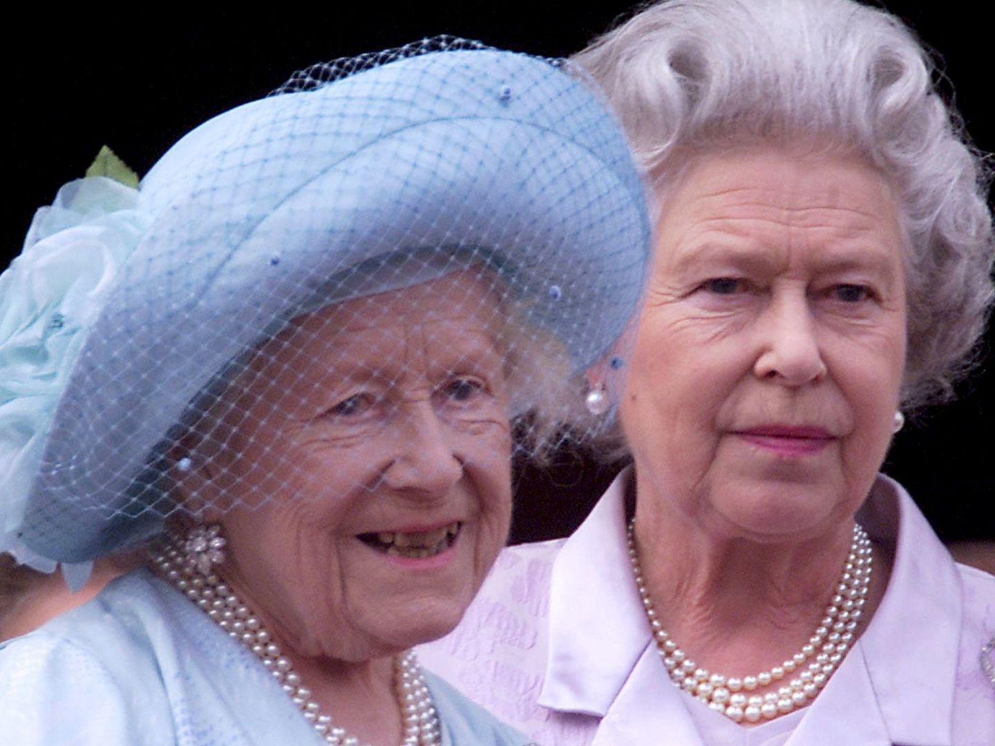 La reina Isabel II, con la Reina madre. (Reuters)