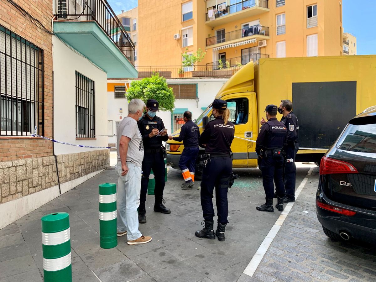 Foto: Agentes de la Policía Nacional en el lugar donde encontraron el cuerpo de la víctima en Torremolinos (Málaga). (EFE)