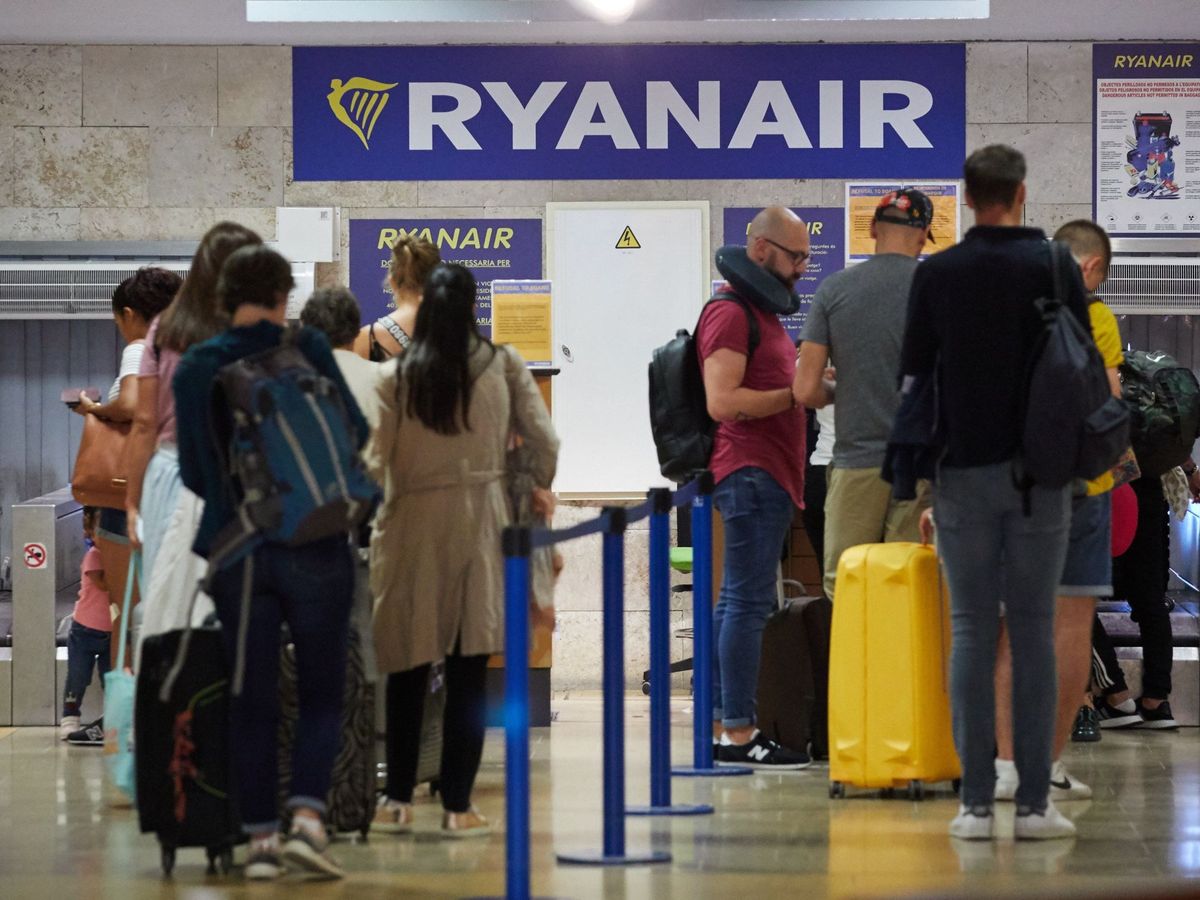 La Justicia prohíbe que Ryanair cobre suplemento viajar con un bolso y maleta