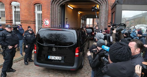 Foto: Una furgoneta sin identificar llega a la cárcel de Neumünster, donde ha sido trasladado Puigdemont. (EFE)