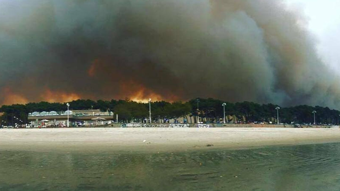 Incendio en Vigo visto desde la playa de Samil. (EFE)