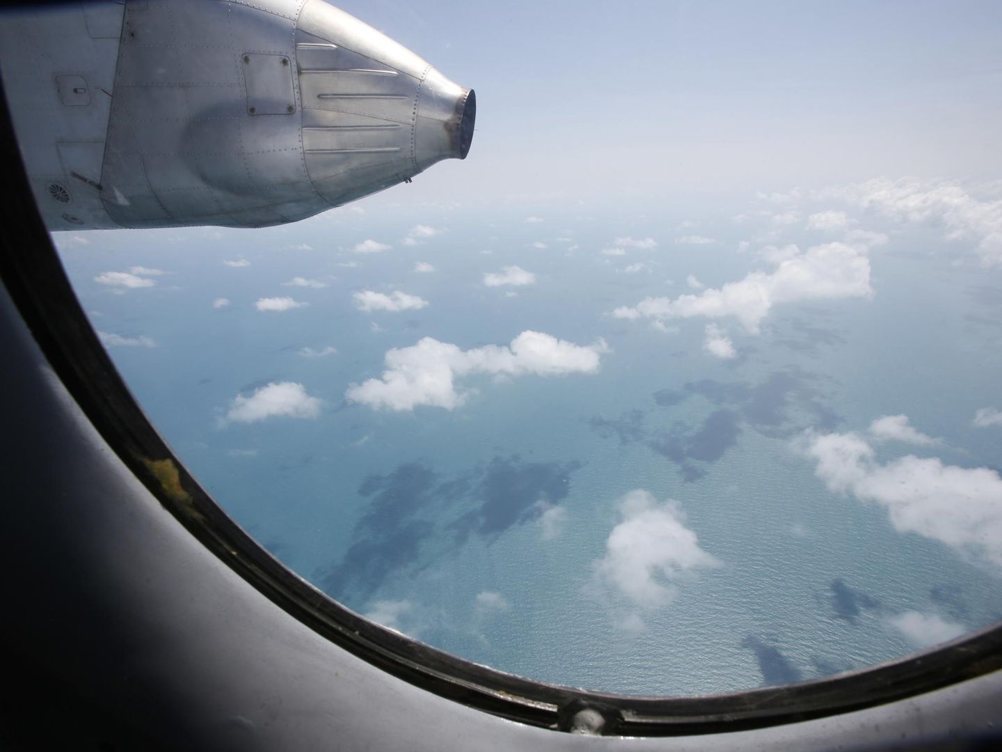 Vista desde un  avión durante la misión de búsqueda del vuelo MH370 (Reuters).