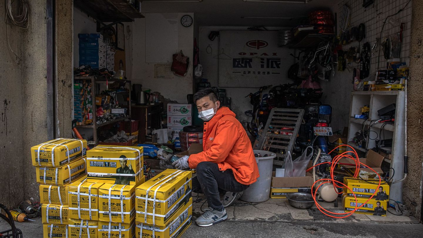 Un hombre, en las calles de Wuhan este lunes. (Reuters)