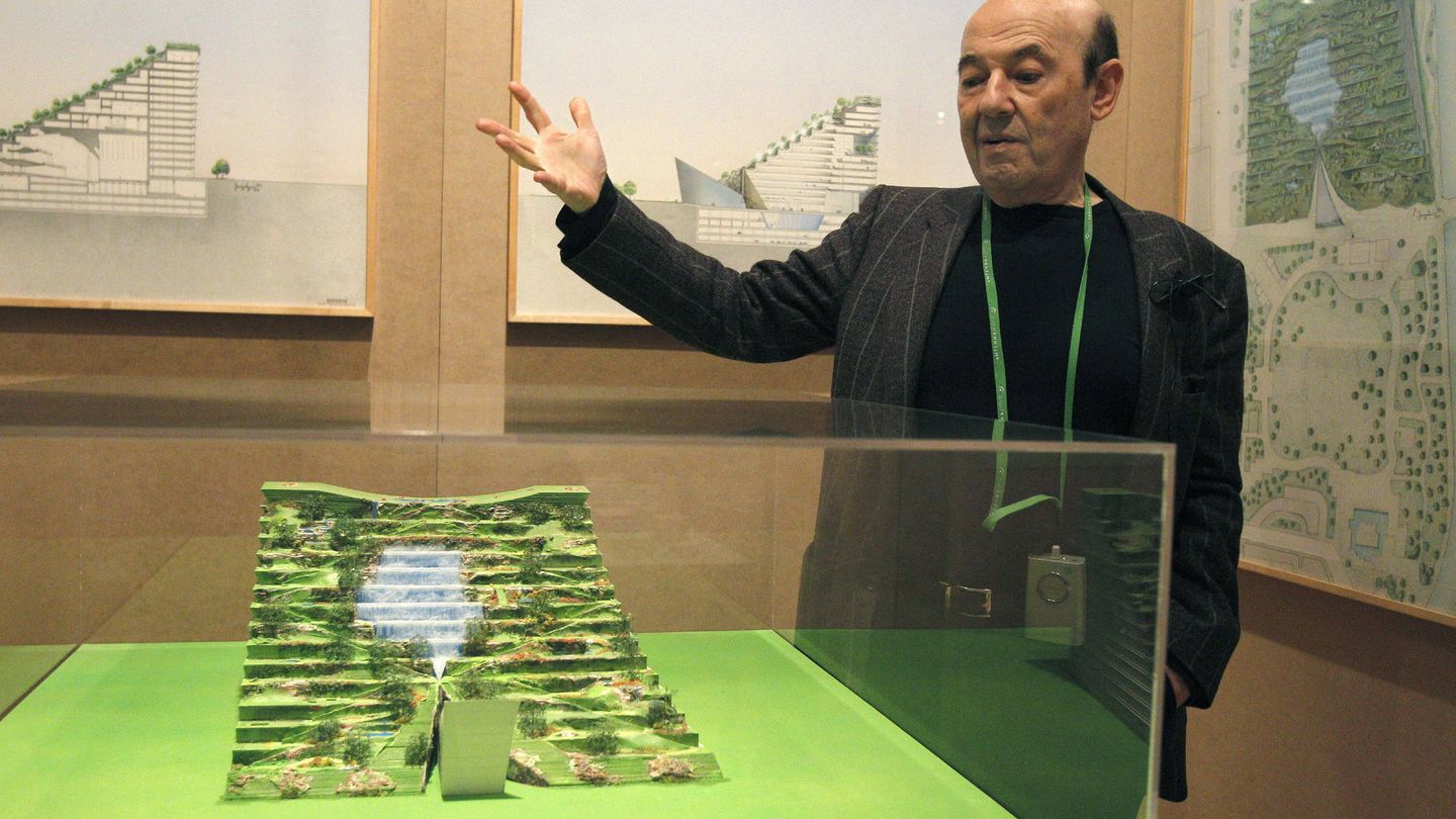 El arquitecto Emilio Ambasz en la exposición que el Museo Reina Sofía le dedicó, en 2011. (EFE)