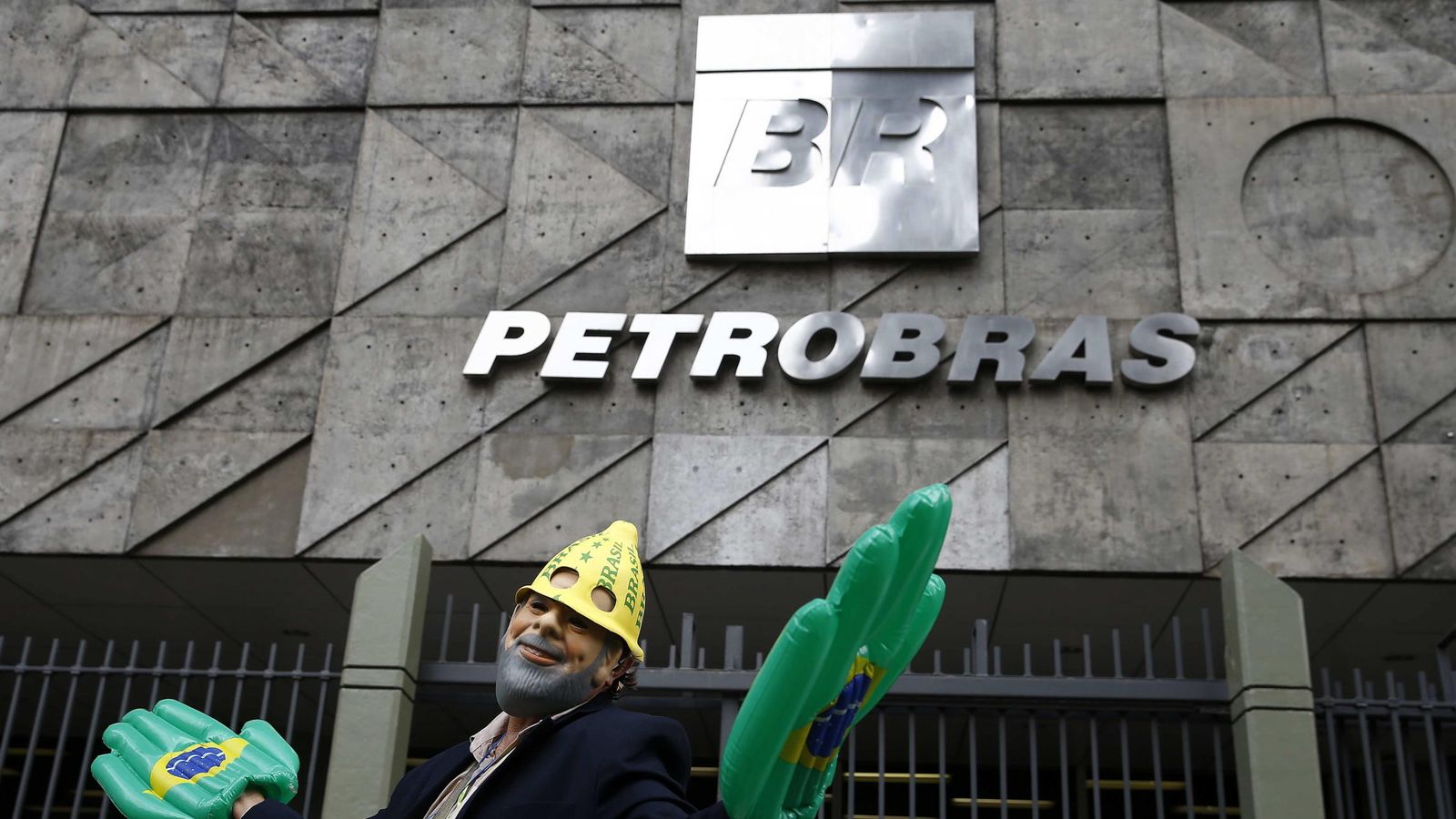 Foto: Un trabajador desempleado, disfrazado como el expresidente Lula, frente a la sede de la petrolera brasileña Petrobras en Río de Janeiro. (EFE)