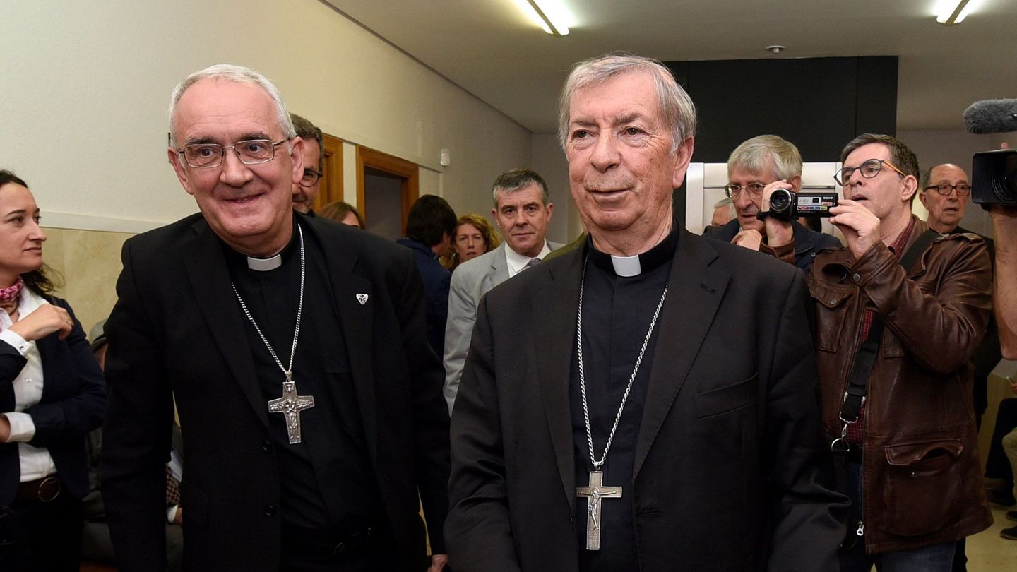 El obispo de Barbastro-Monzón, Ángel Pérez (i) y el obispo de Lérida Salvador Gímenez (d). (EFE)