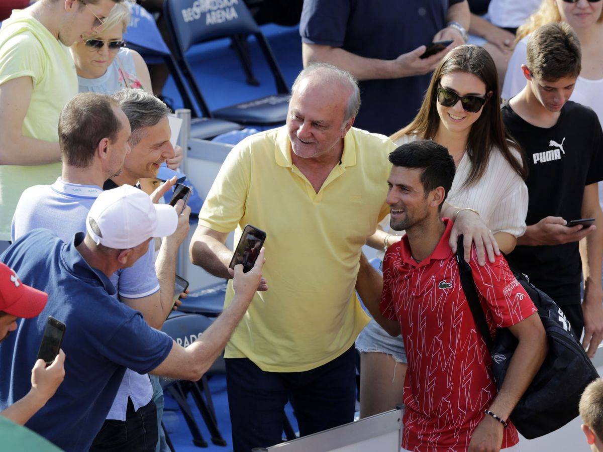 Foto: Djokovic, fotografiándose con el público del Adria Tour. (EFE)