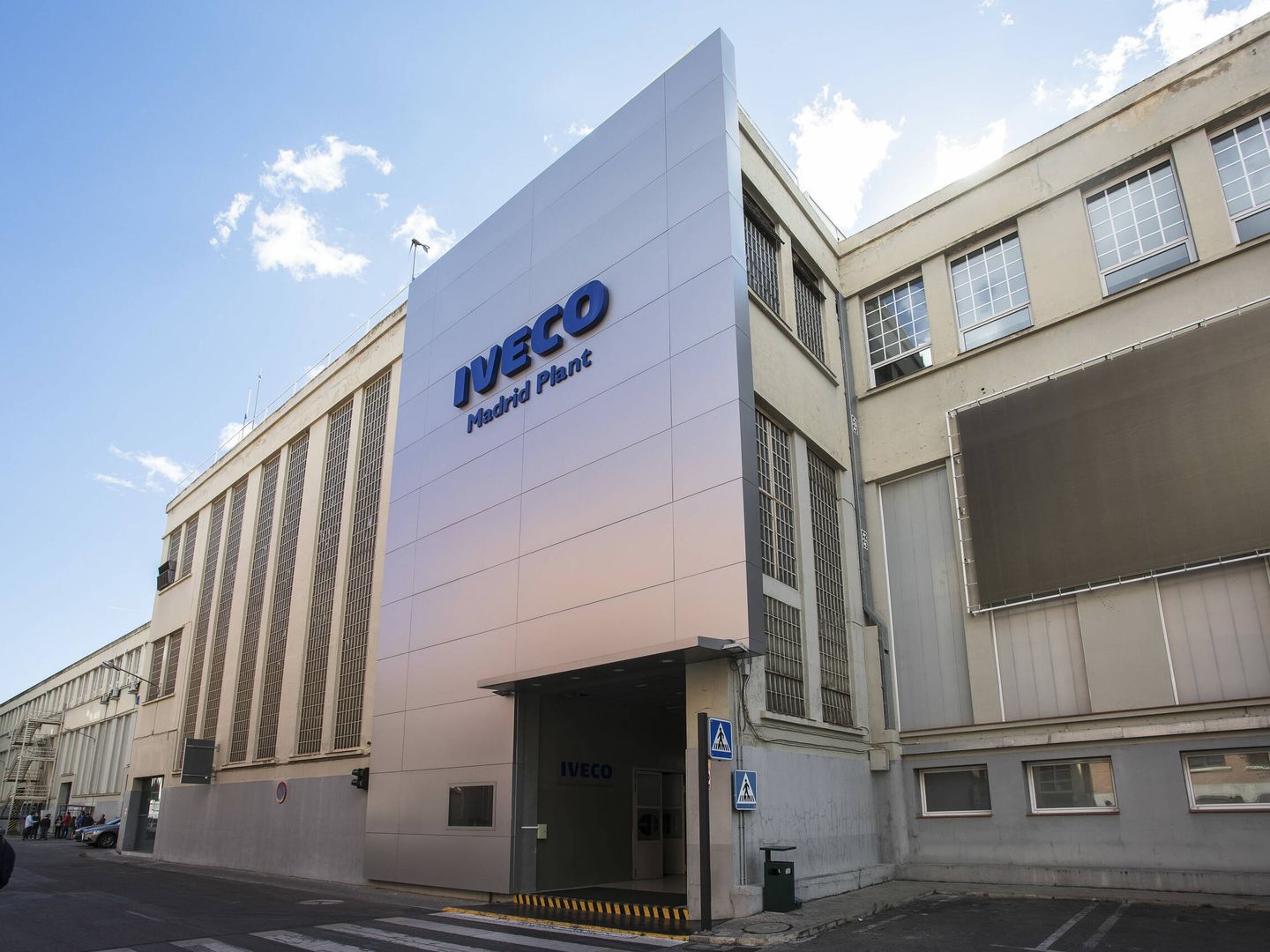 Uno de los edificios del complejo industrial de Iveco en Madrid.