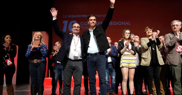 Foto: Pedro Sánchez y el presidente aragonés y reelegido secretario regional, Javier Lambán, este 5 de noviembre en la clausura del 16º Congreso, en Zaragoza. (EFE)