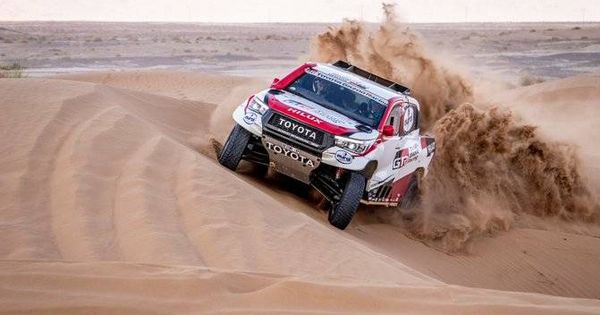 Foto: Fernando Alonso en acción en el Rally de Marruecos. (Toyota)