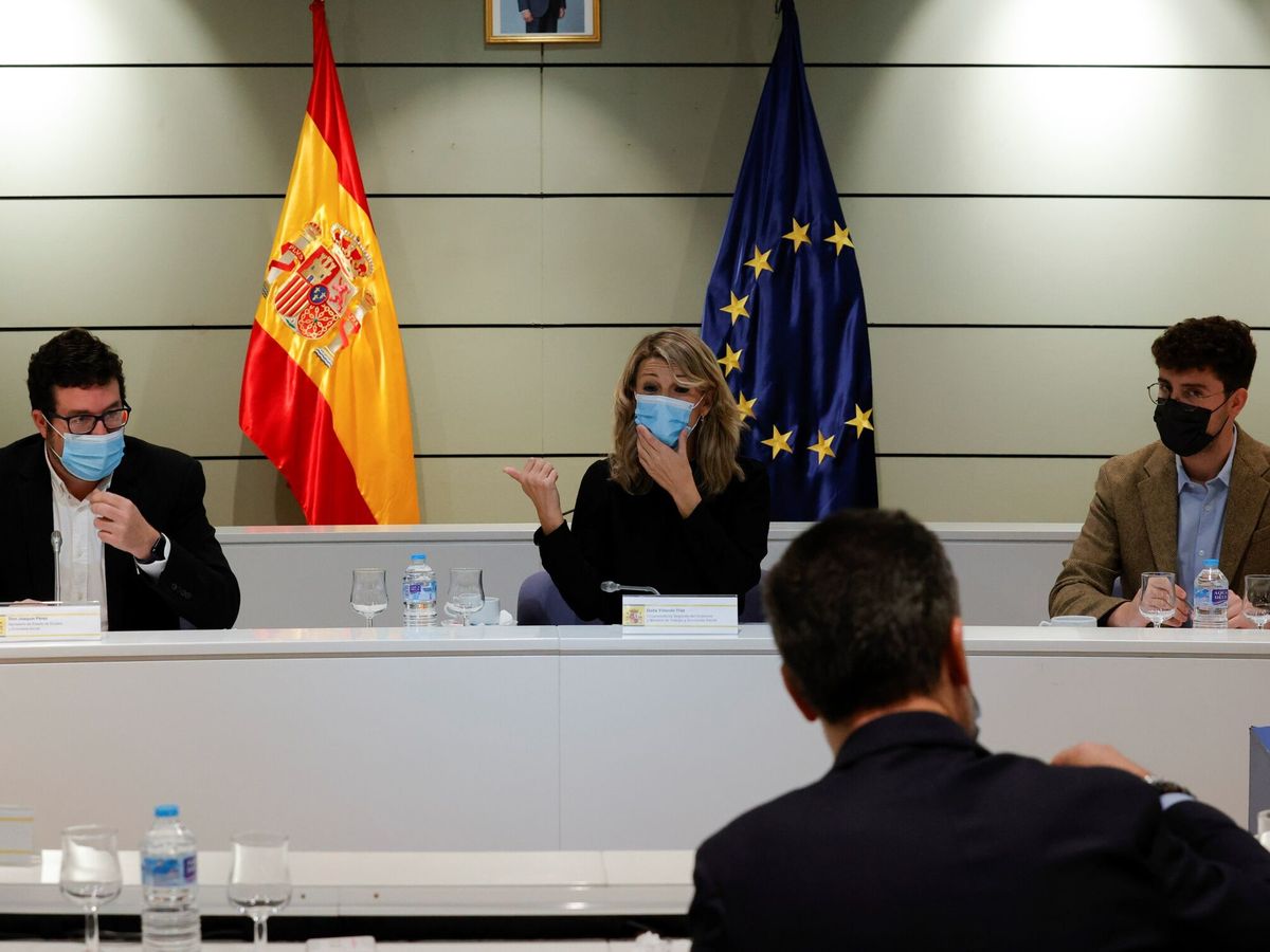 Foto: La ministra de Trabajo, Yolanda Díaz (c), acompañada por el secretario de Estado de Empleo, Joaquín Pérez (i), mantiene un encuentro con el secretario general de la Confederación Europea de Sindicatos, Luca Visentini. (EFE/Zipi)