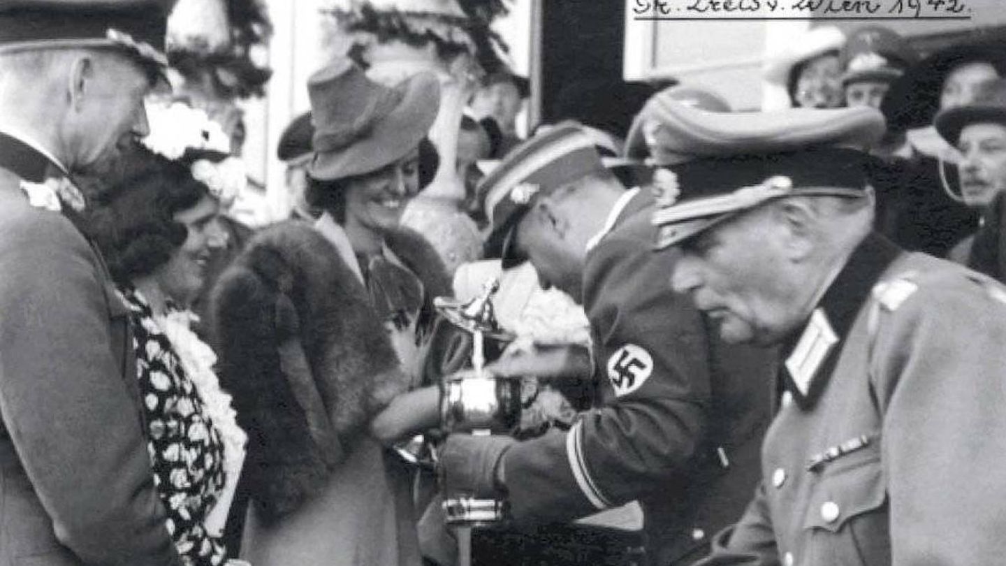 Condesa Thyssen, apodada la 'condesa asesina', saluda a oficiales nazis. 