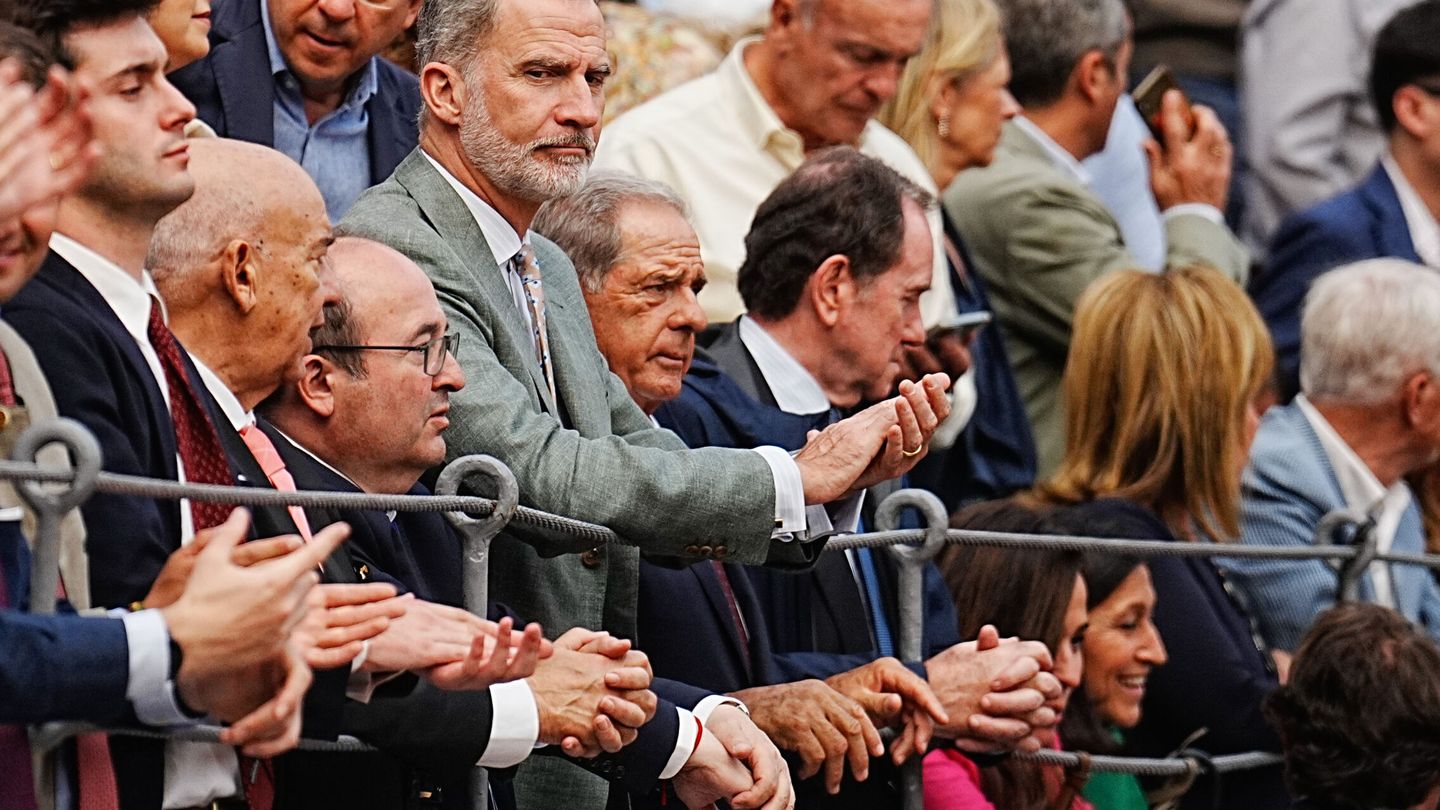 MADRID, 04 06 2023.- El rey Felipe VI durante la Corrida de la Prensa que cierra la Feria de San Isidro celebrada este domingo en la plaza de toros de Las Ventas, en Madrid. EFE Borja Sánchez-trillo 