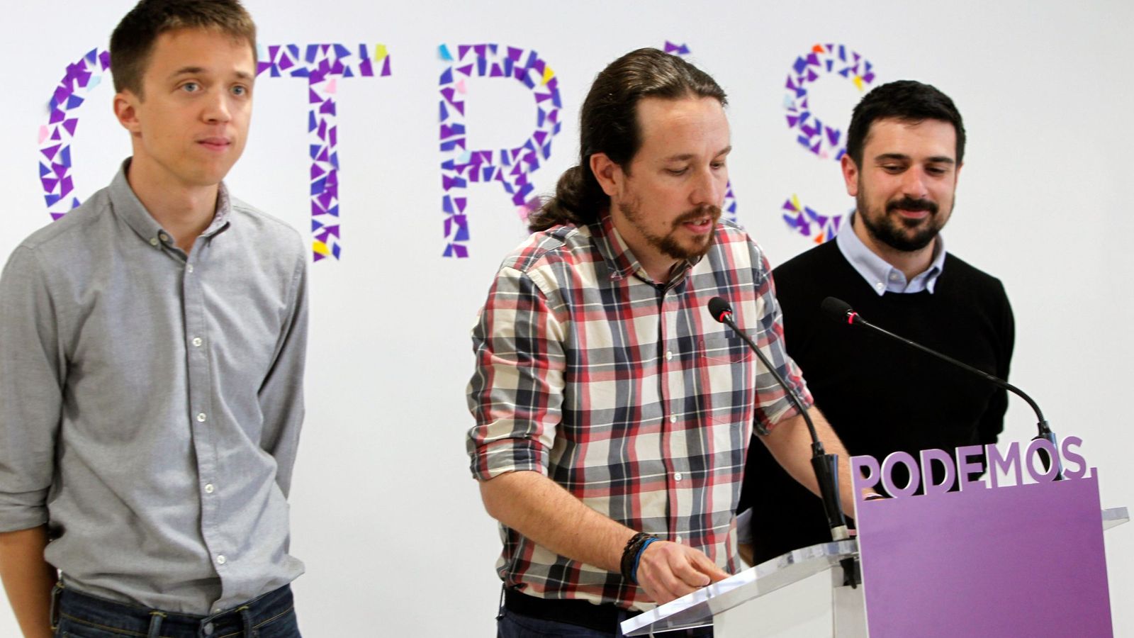Foto: El líder de Podemos, Pablo Iglesias (c), escenifica junto al diputado Íñigo Errejón (i) y el secretario general de la formación en Madrid, Ramón Espinar (d), el acuerdo entre sectores para la candidatura en Madrid. (EFE)