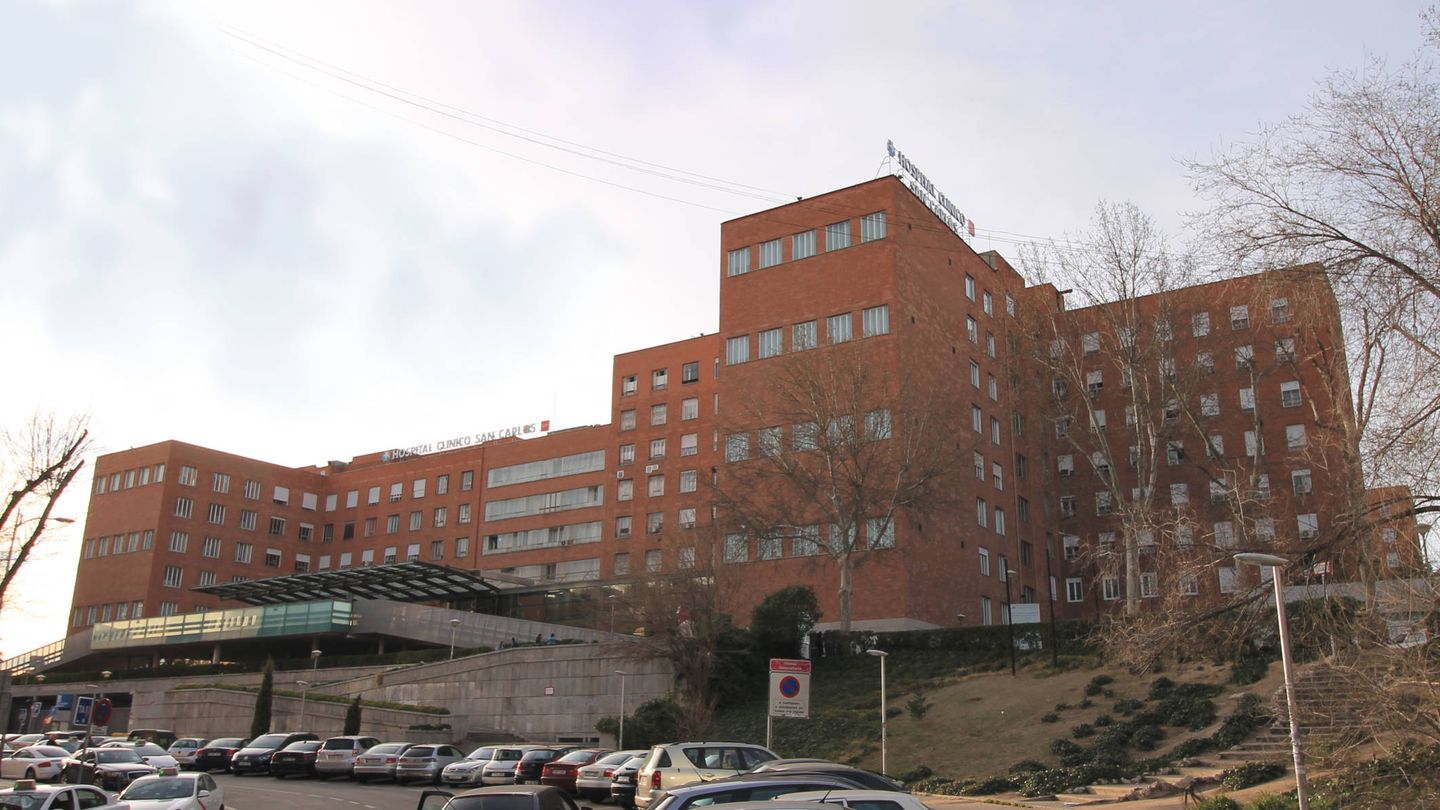 Una de las fachadas principales del Hospital Clínico San Carlos.