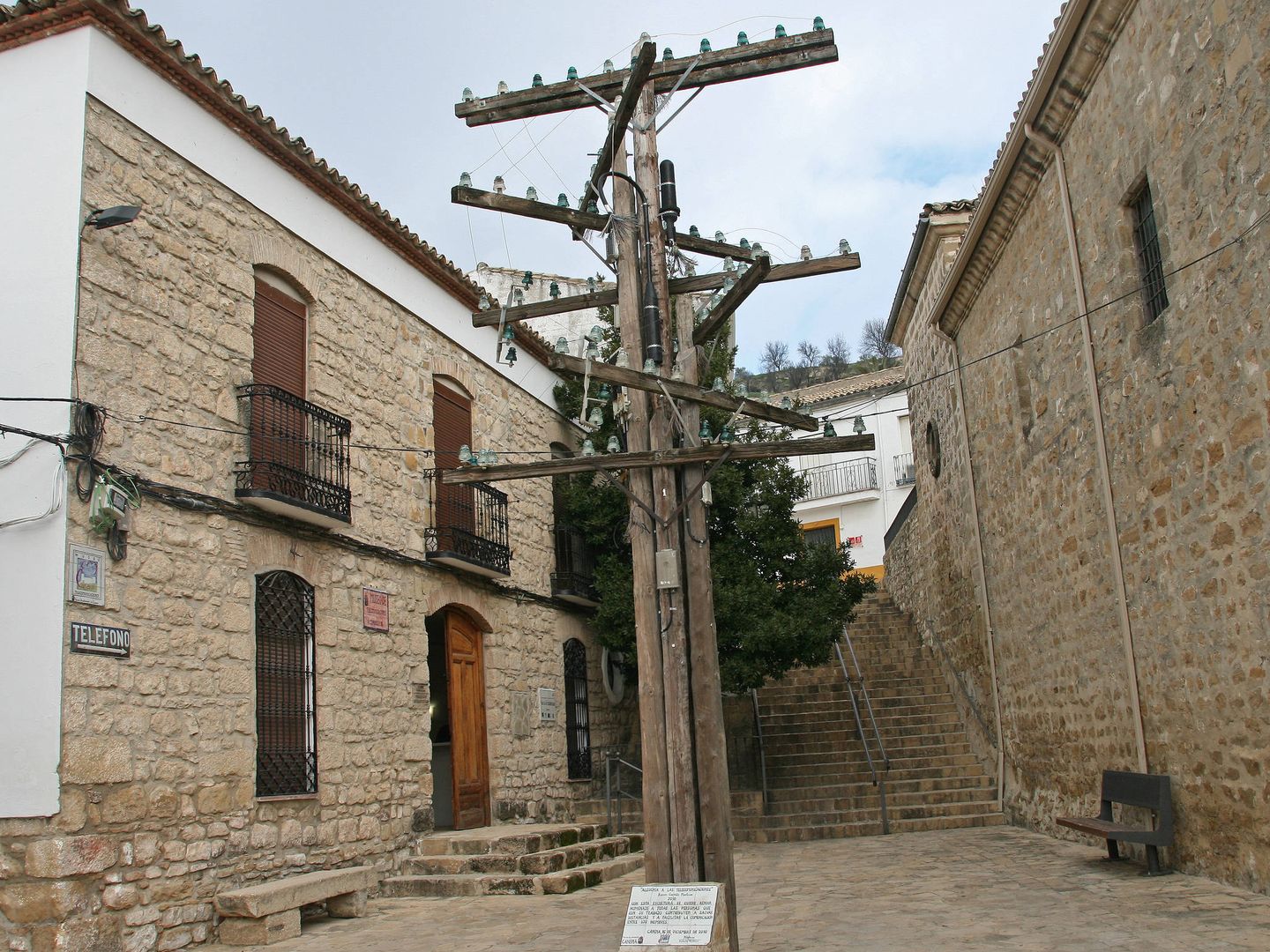 Entrada al Museo de Telecomunicaciones de Canena, con una escultura alegórica. (Imagen: Toño Ramos (Patrimonio de Telefonía) | Flickr)