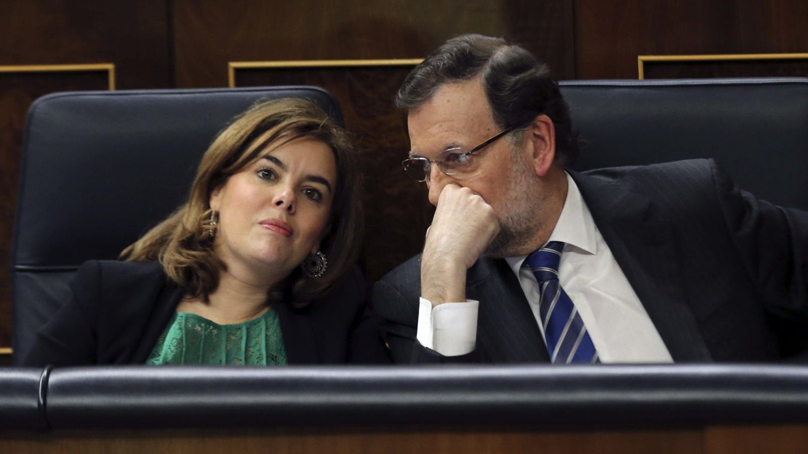Foto: Mariano Rajoy conversa con Soraya Sáenz de Santamaría (Fotografía: Efe).