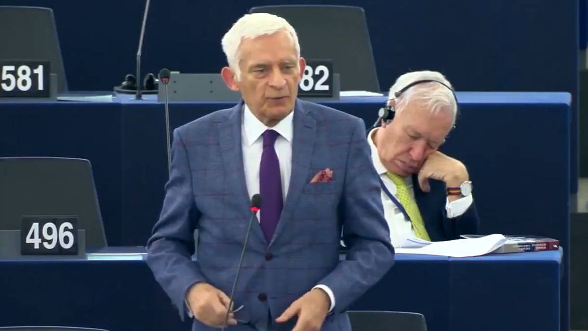 Margallo se duerme en el Parlamento Europeo y cita a Unamuno para defenderse
