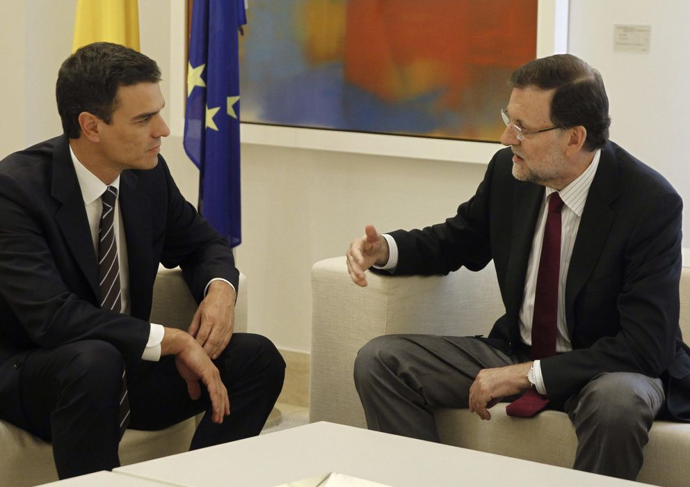 Foto: Pedro Sánchez y Mariano Rajoy en su primera reunión en La Moncloa. (EFE)