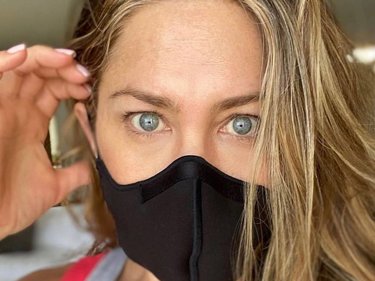 Foto:  Jennifer Aniston, usando "una maldita mascarilla". (Instagram @jenniferaniston)