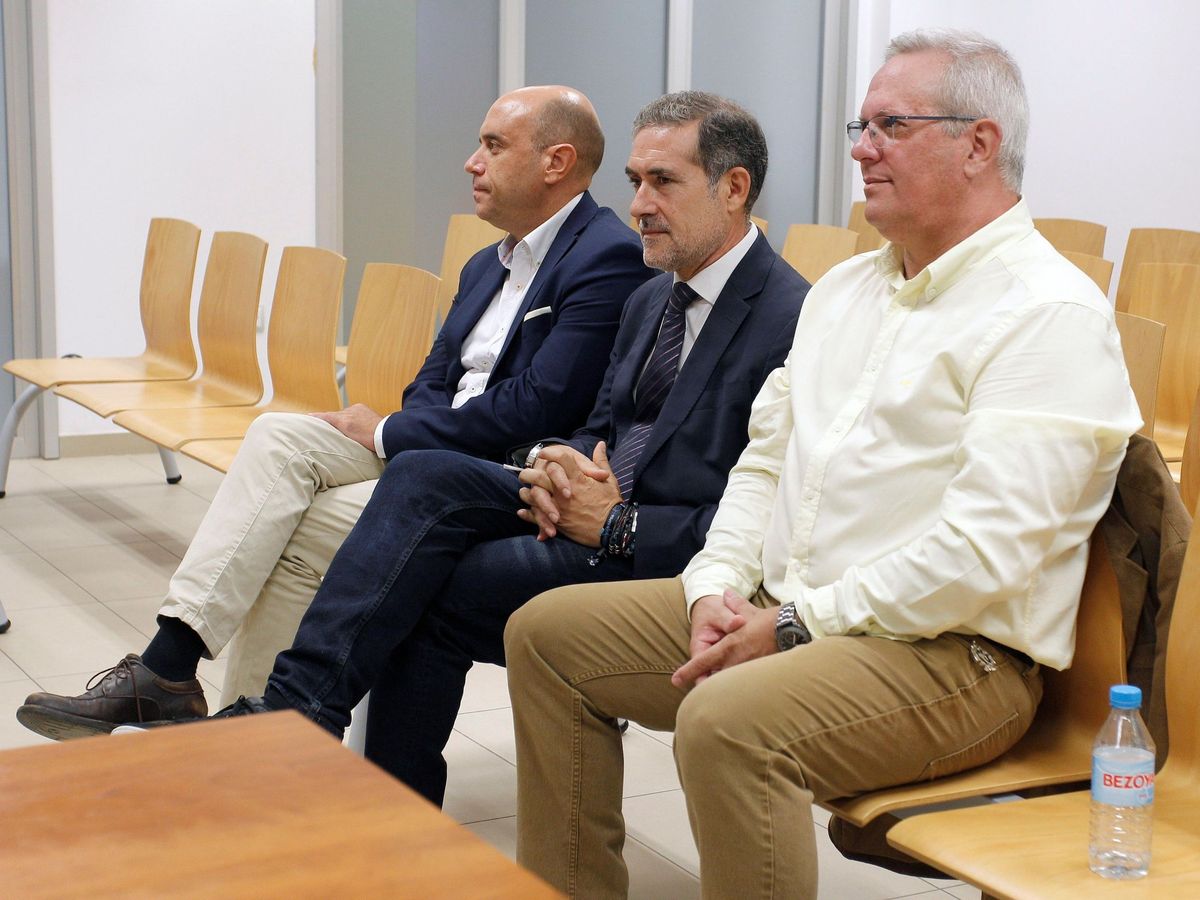 Foto: Gabriel Echávarrri, a la izquierda, durante el primero de sus juicios, el llamado "caso comercio" (EFE/Morell)