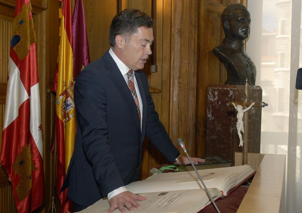 Foto: El presidente de la Diputación de León, Marcos Martínez, durante su investidura. (EFE)