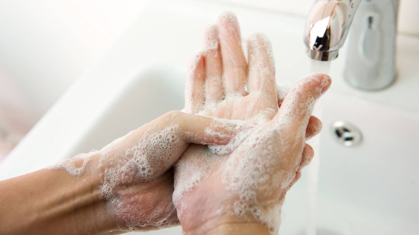 Lávate las manos continuamente. (iStock)