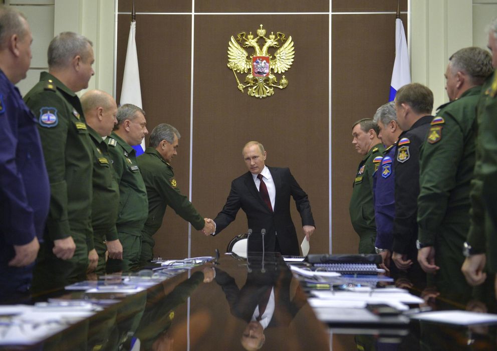 Foto: Putin estrecha la mano del ministro de Defensa, Sergei Shoigu, durante una reunión en la residencia Bocharov Ruchei, en Sochi. (Reuters)