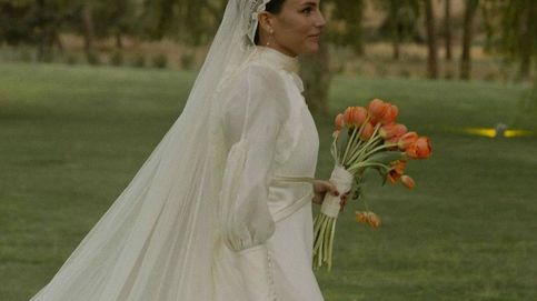 La boda de Thais: vestido de novia romántico, un velo vintage, sandalias de Saint Laurent y ramo de tulipanes