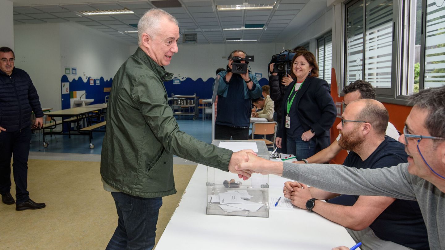 El lehendakari Íñigo Urkullu ejerce su derecho al voto. (EFE/Javier Zorrilla)