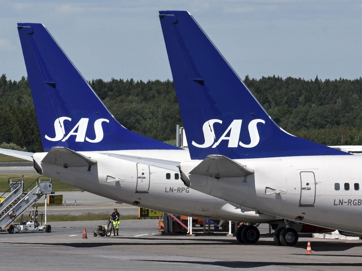 Foto: Dos Boeing 737 de la aerolínea sueca SAS. (EFE/Vilhelm Stokstad)