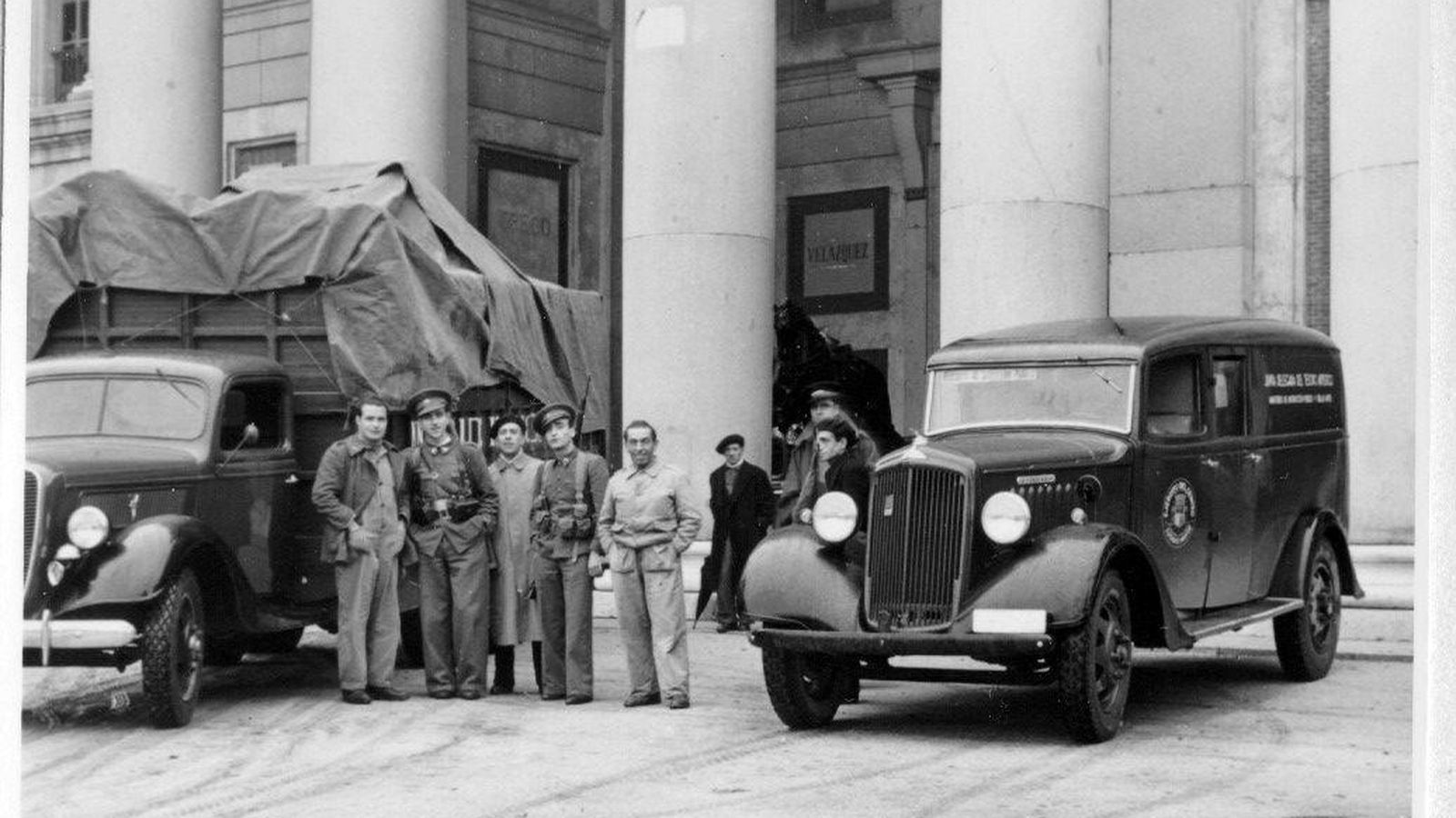 Foto: Grupo posa en el Museo del Prado, junto a los camiones del traslado con piezas procedentes de la armería de Palacio Real, en noviembre de 1937. (MECD) 