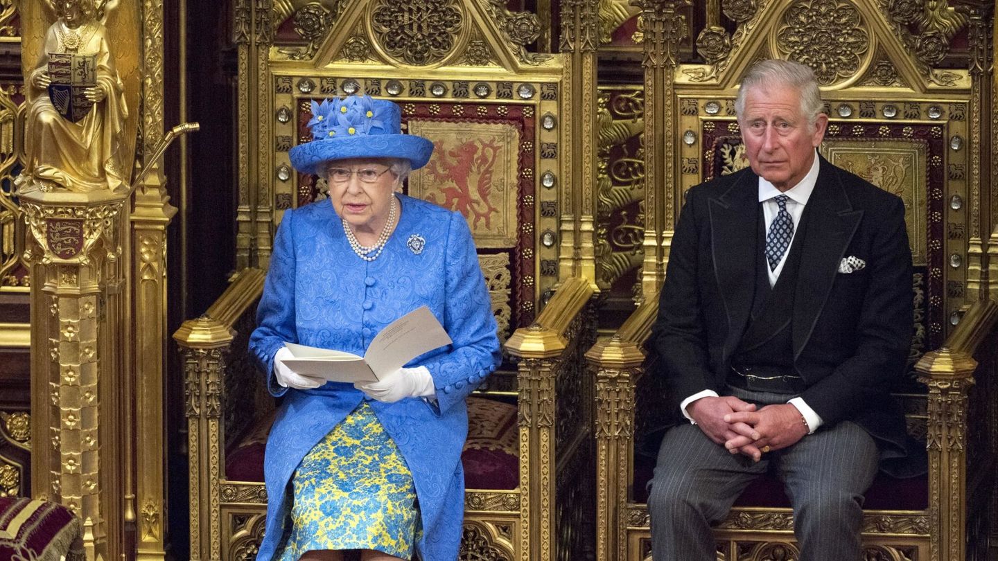 La reina Isabel y el príncipe Carlos durante la apertura del curso parlamentario. (Foto: EFE)