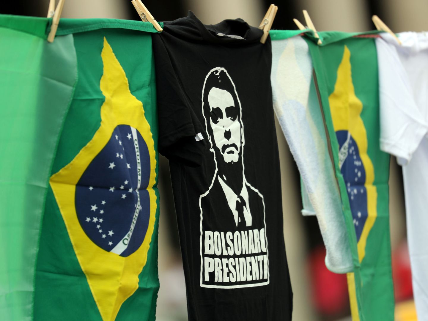 Camisetas a favor de la candidatura presidencial de Jair Bolsonaro a la venta en el Estadio Pacaembu de Sao Paulo. (Reuters)