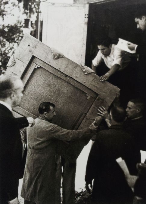 Septiembre de 1939, Ángel es el muchacho de la camisa blanca que ayuda a descargar en el Prado. 
