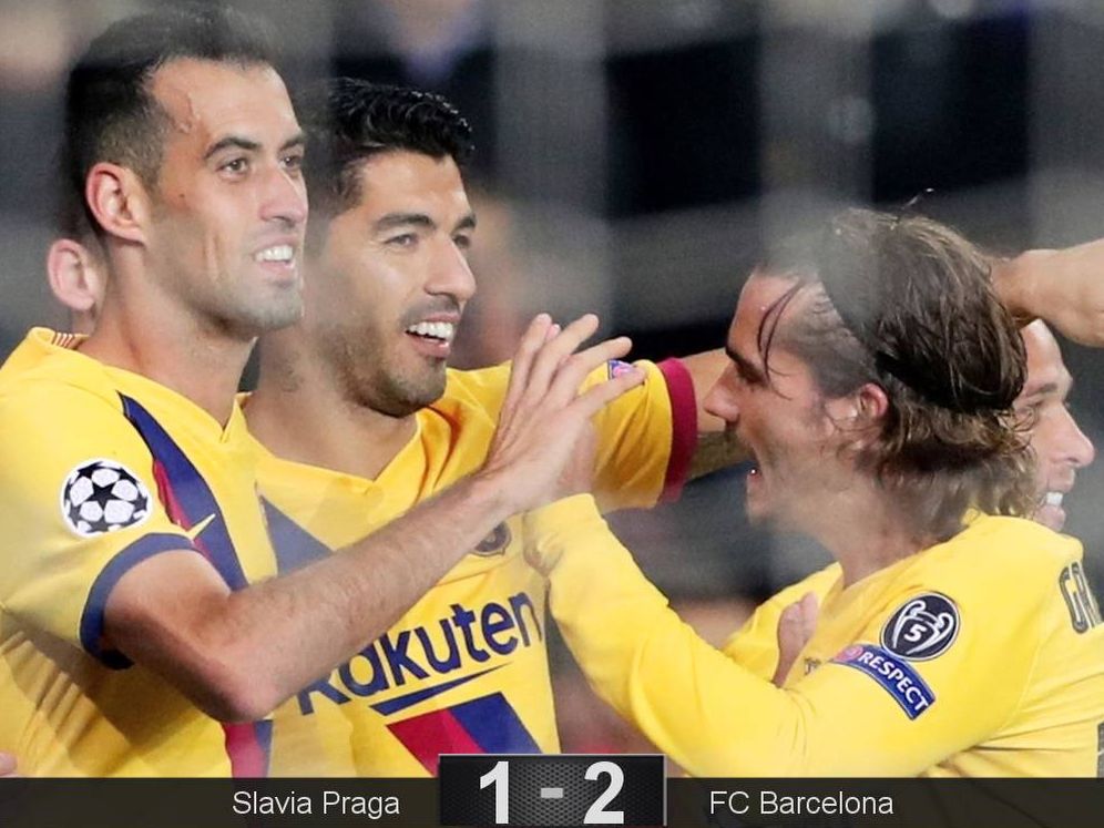 Foto: Luis Suarez celebra su 'no gol' con sus compañeros en Praga. (EFE)