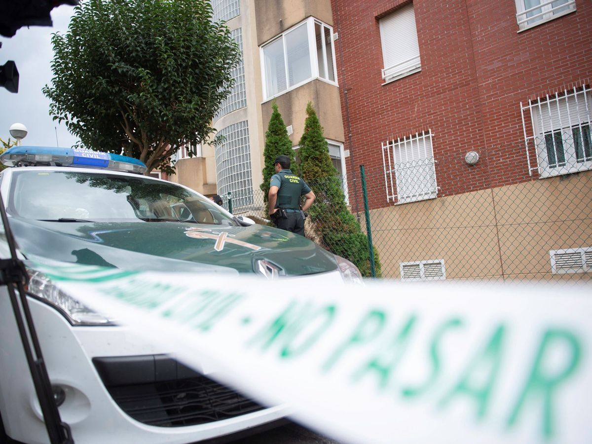 Foto: Agentes de la Guardia Civil, en una intervención en Cantabria. (EFE)