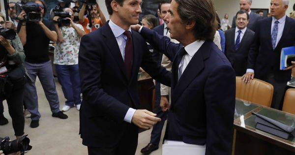 Foto: l expresidente del Gobierno José María Aznar, acompañado por el presidente del Partido Popular, Pablo Casado, poco antes de su comparecencia. (EFE)