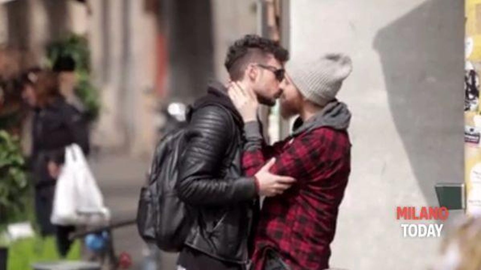 Foto: Dos gays se besan en plena calle como parte de un experimento social