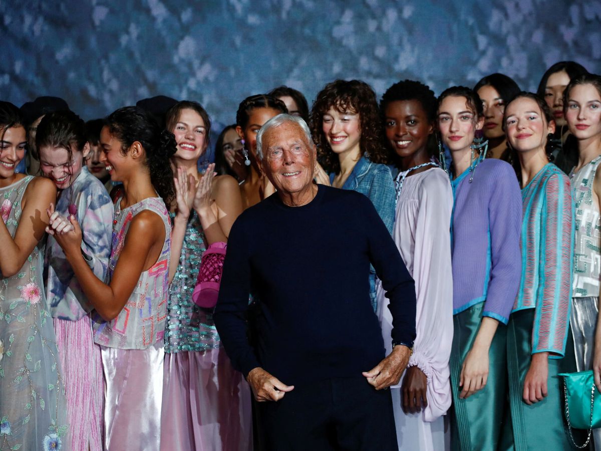 Foto: Giorgio Armani posa con todas las modelos tras el desfile de Emporio Armani. (Reuters)