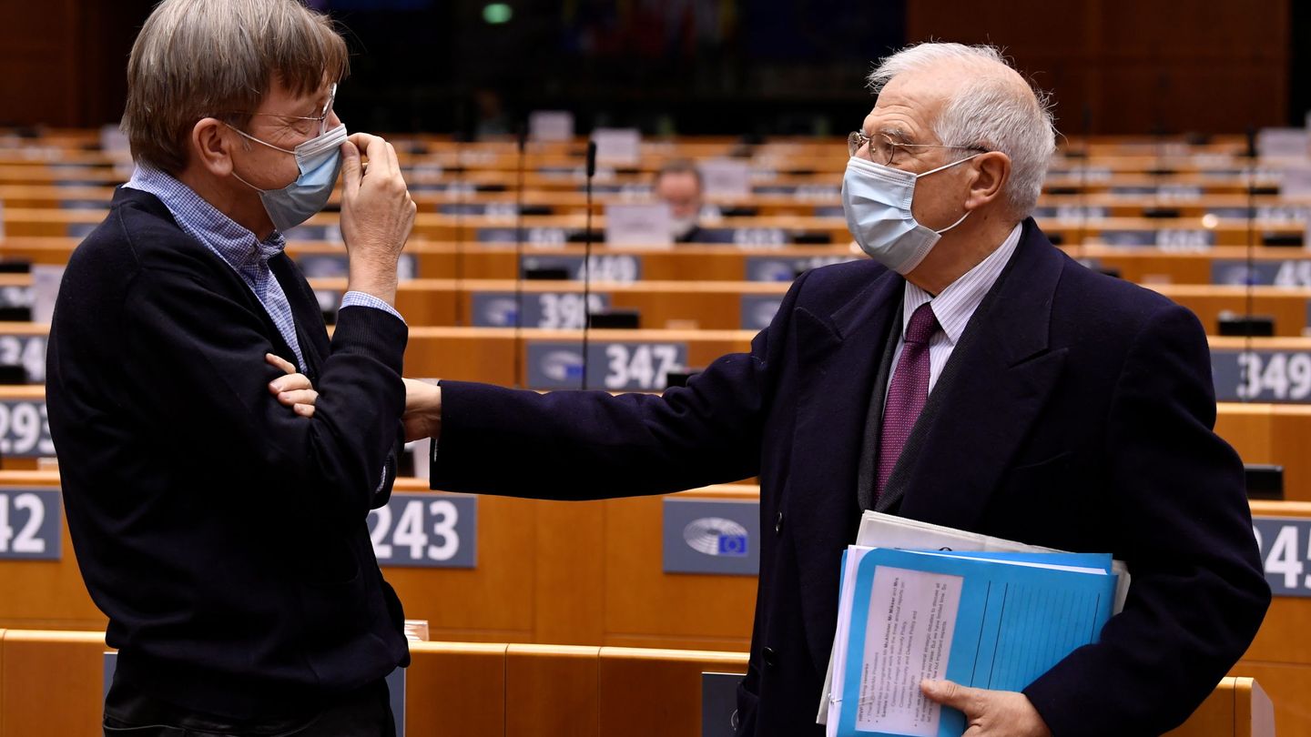 Verhofstadt charla con Josep Borrell, Alto Representante de la Unión. (Reuters)