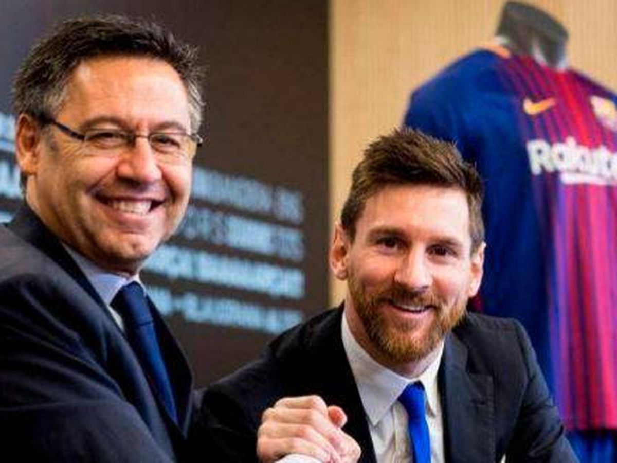 Foto: Josep Maria Bartomeu y Leo Messi, tras la última renovación del argentino con el Barça. (EFE)