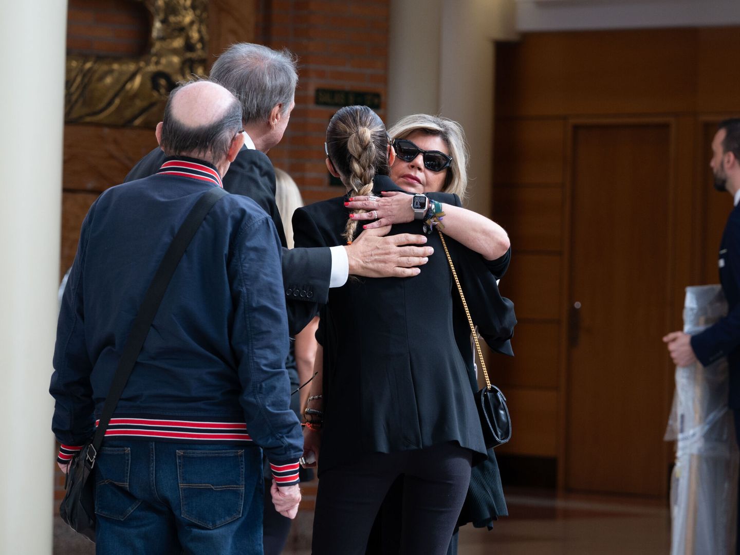 Terelu Campos abraza a su hija al llegar al tanatorio. (EFE)