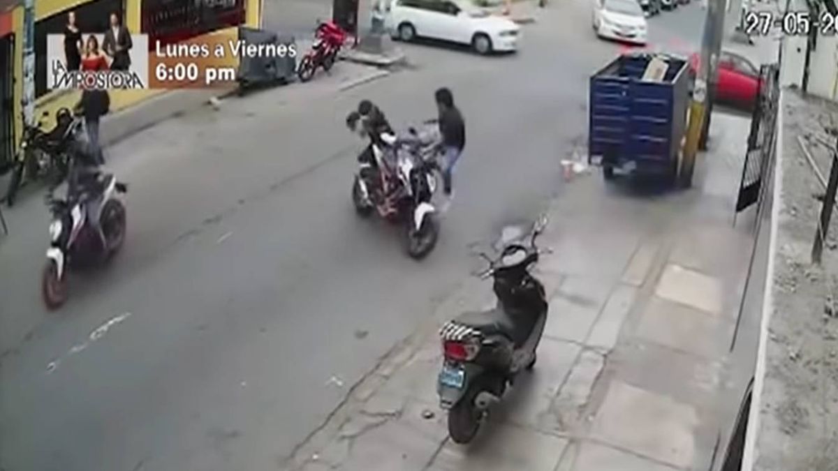 Una patada voladora para evitar que le roben la moto delante de sus narices