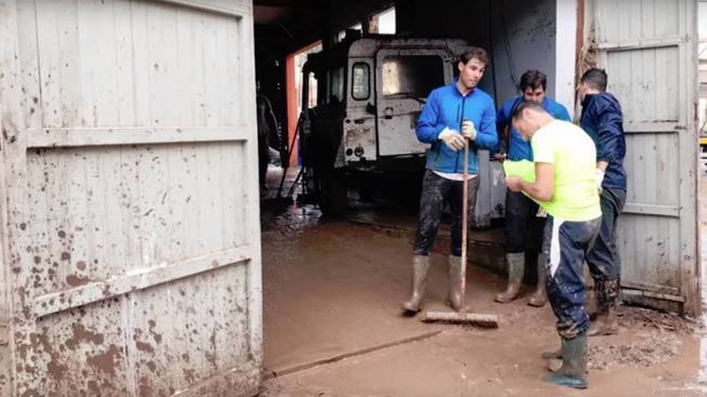 Rafa Nadal ayudando en las inundaciones de Mallorca. (EFE)