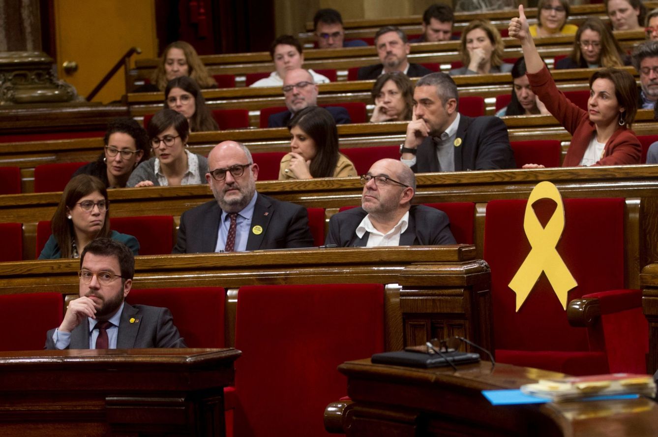 El vicepresidente de la Generalitat, Pere Aragonès (i), junto al escaño vacío del presidente Quim Torra. (EFE)