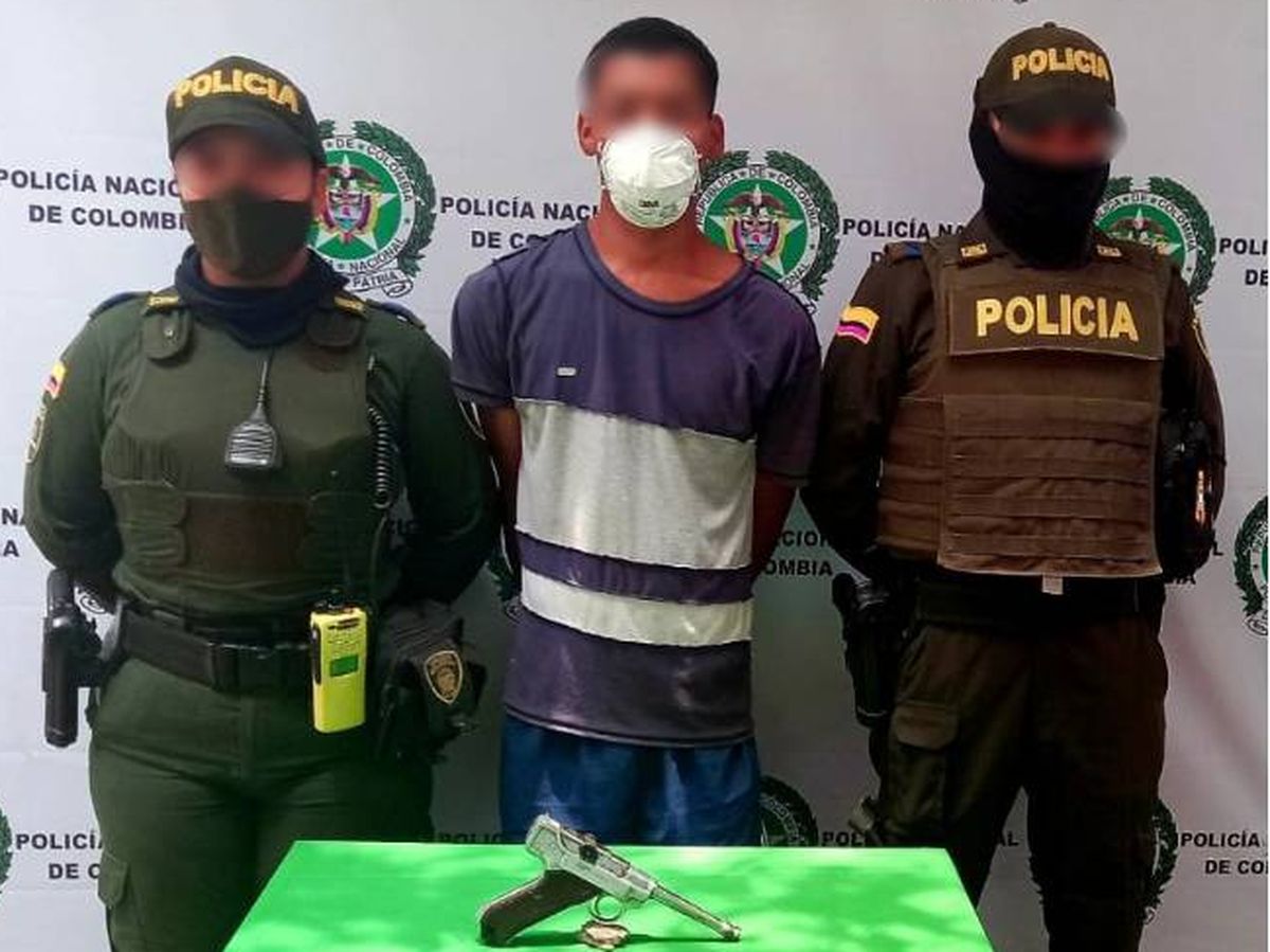 Foto: Joven detenido por robar armado con una pistola histórica usada en la I y II Guerra Mundial. (Policía Nacional de Colombia)