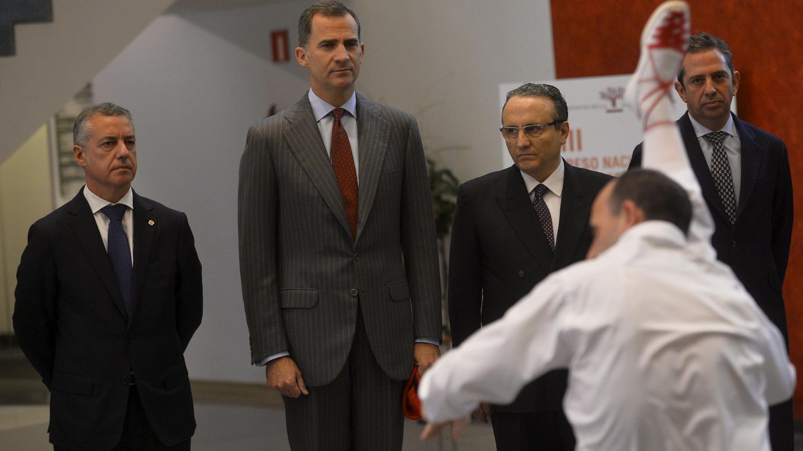 Foto: El Rey Felipe VI junto a Íñigo Urkullu (izda) durante el aurresku celebrado en su honor en Bilbao / REUTERS