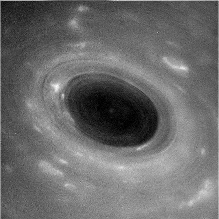 Esta imagen tomada por Cassini y sin procesar retrata algunas características de la atmósfera de Saturno más cerca de lo que se ha podido observar nunca.